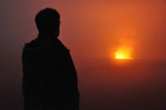 De uma distância segura, admirando a erupção do Kilauea, no Volcanoes National Park, em Volcano, na Big Island, no Havaí